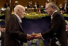 Сидни Бреннер (слева) получает награду от короля. Фото Reuters